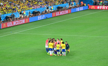 利物浦球迷热议换帅传闻，格拉斯纳因成绩亮眼成为焦点，而斯洛特面临困境。