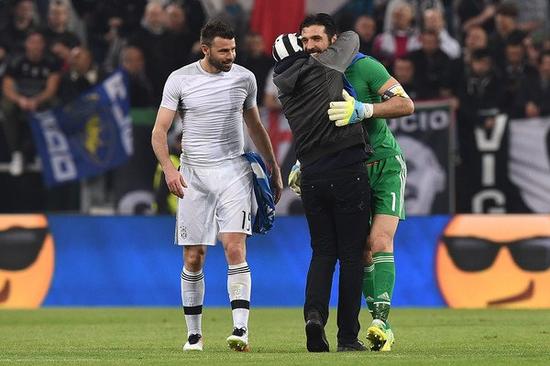 尴尬，一英格兰球迷在阿尔巴尼亚主场被旋转闸门卡住