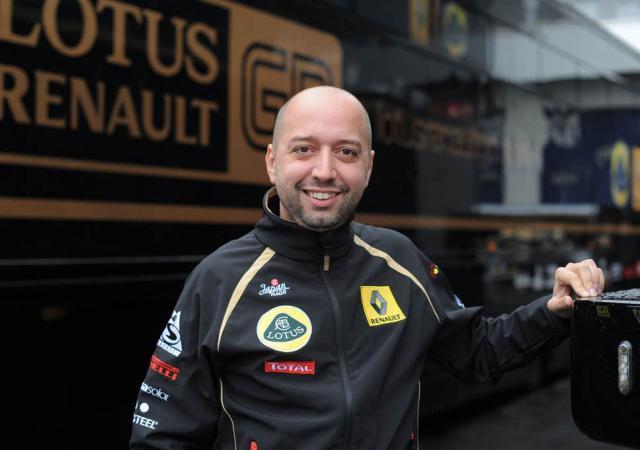 球星赛后把奖杯给队友，太暖心